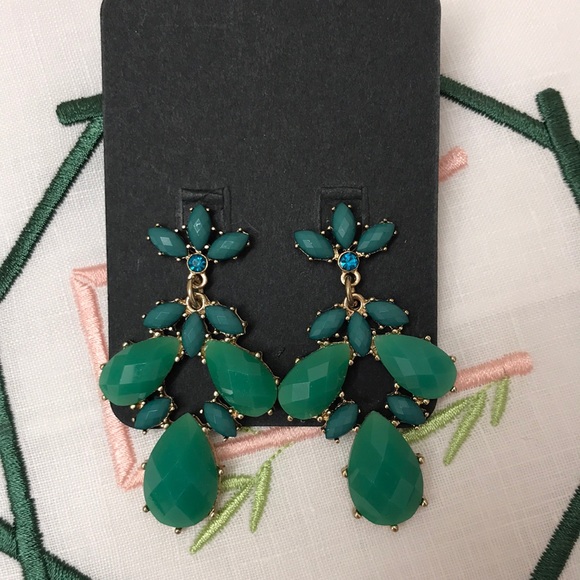 Jewelry - No name brand beautiful trendy, chandelier earrings.